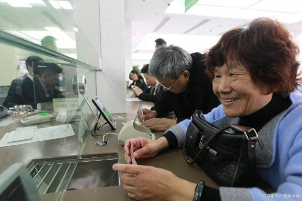 配资信息与市场分析平台 大势已去？银行人员发出忠告，存款人应该早做准备！